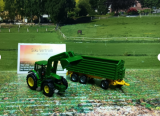 1843 - John Deere mit Frontlader und Anhänger,1:87,neu in OVP