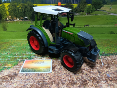 Bruder Traktor Fendt Vario 211,1:16,neu in OVP