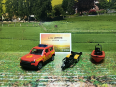 1608- Land Rover Defender mit Boot, Feuerwehr,Siku Blister,neu in OVP,Neuheit 1/25