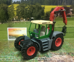 3857-Traktor Fendt Xylon Forsttraktor,geb. guter Zustand,1:32,Fehlteile!